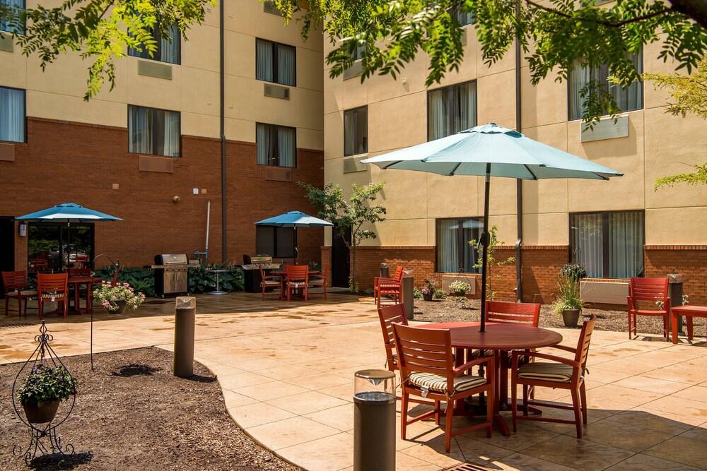 TownePlace Suites Erie - BBQ/Picnic Area