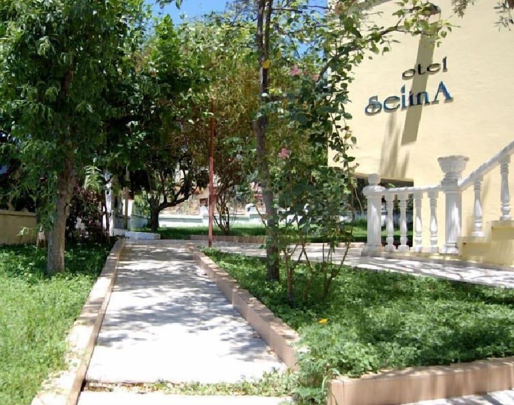 Hotel Selina - Property Grounds