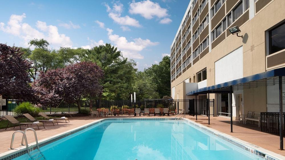 Holiday Inn Clark - Newark Area, an IHG Hotel - Pool