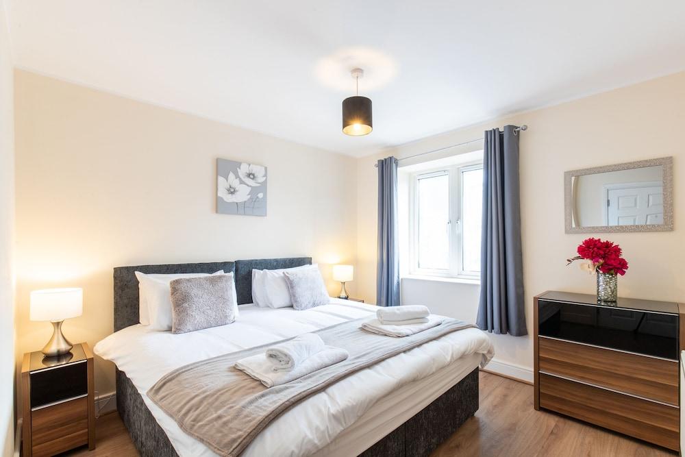 Velvet 1-bedroom Apartment With Balcony, Hoddesdon - Featured Image