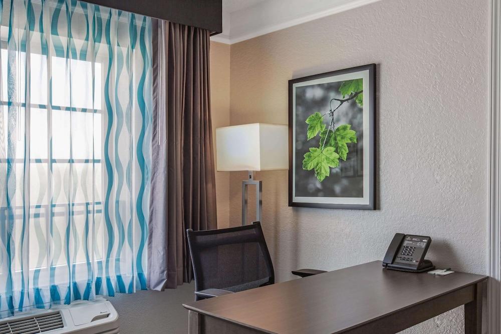 La Quinta Inn & Suites by Wyndham Miami Airport West - Room