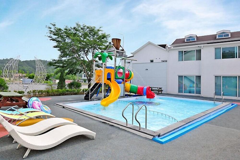 جيونغجو جي ترافيل بنسيون - Outdoor Pool