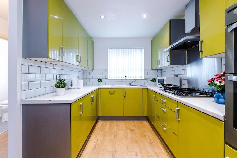 Beautiful 3-bed House in Salford, - Private kitchen