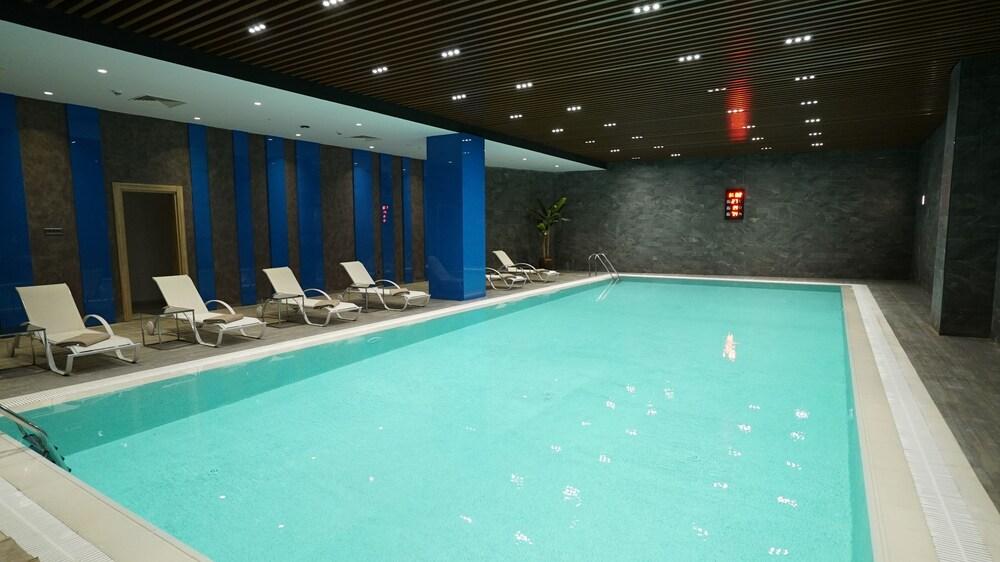 TRYP by Wyndham Istanbul Basın Ekspres - Indoor Pool
