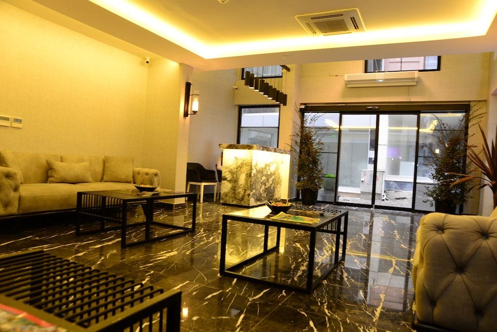 Gardenya Suit Hotel - Lobby Sitting Area