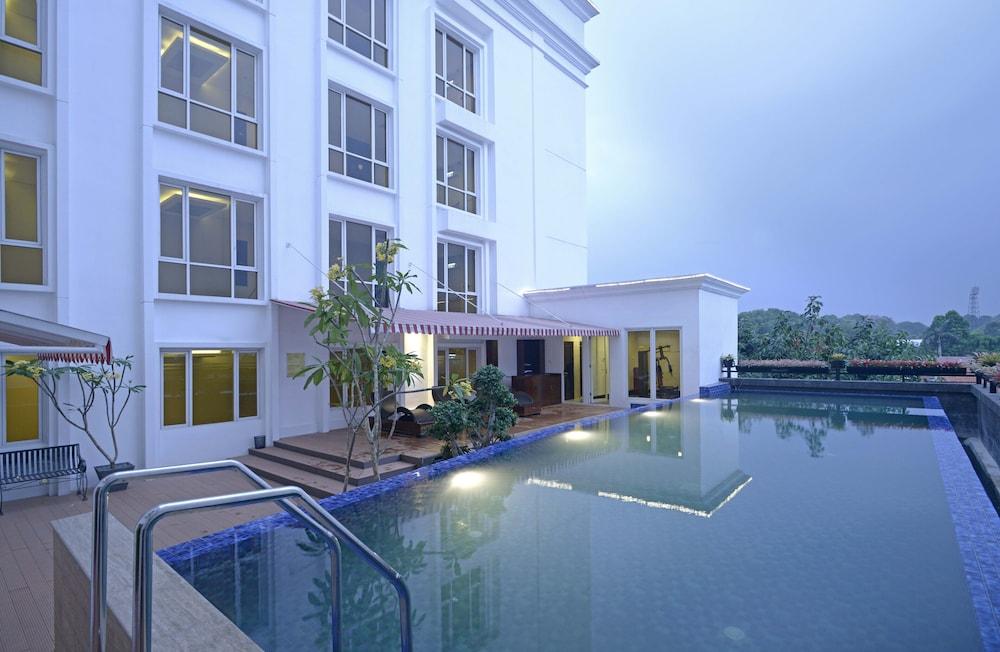 The Sahira Hotel Syariah - Pool
