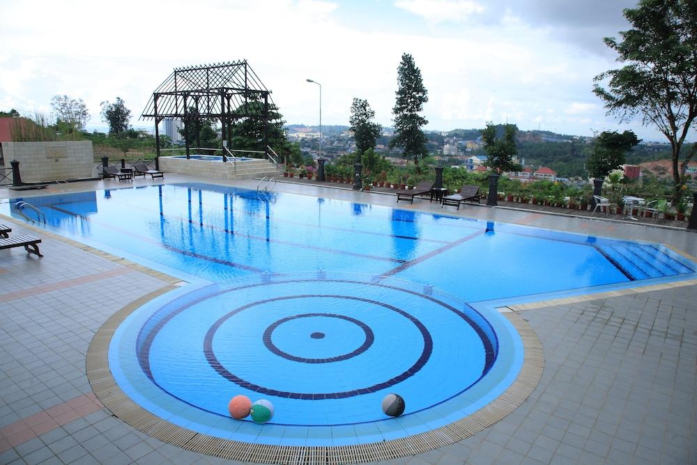 Crown Vista Hotel - Outdoor Pool