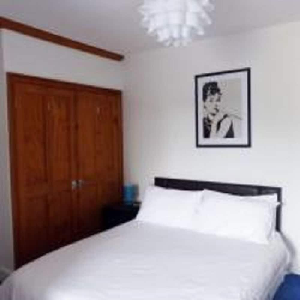 3 Luxury En-suite Bedrooms - Room