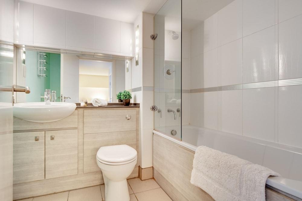 Crown Apartments 104 - By Week2Week - Bathroom