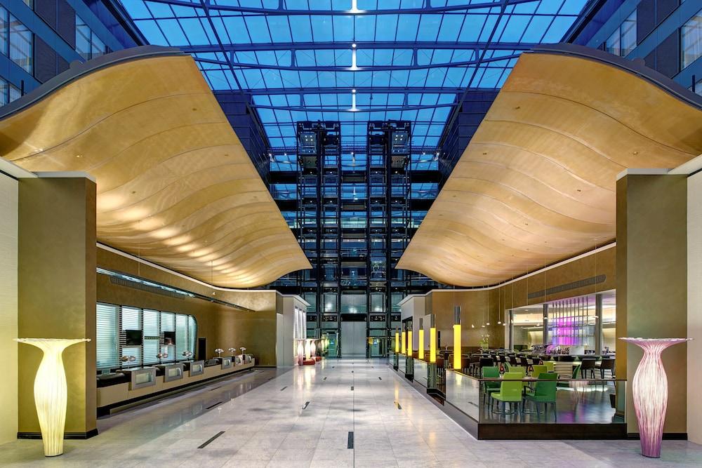 Hilton Frankfurt Airport - Lobby