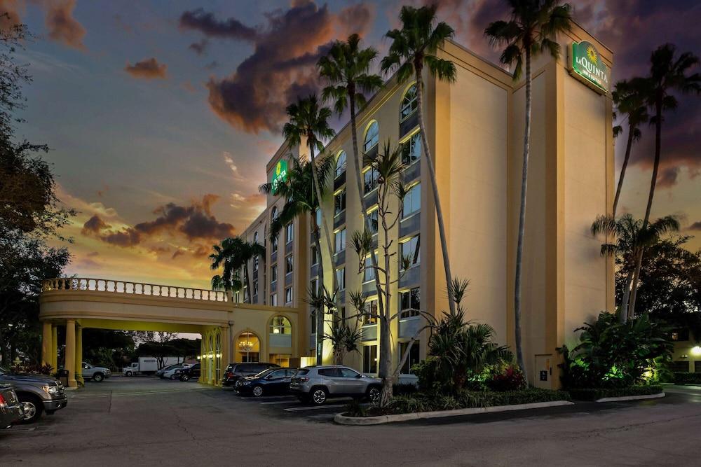 La Quinta Inn & Suites by Wyndham West Palm Beach Airport - Exterior