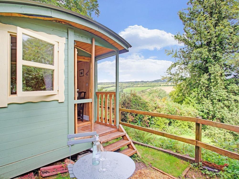 Hill-view Holiday Home in Taunton With Garden and Balcony - Exterior