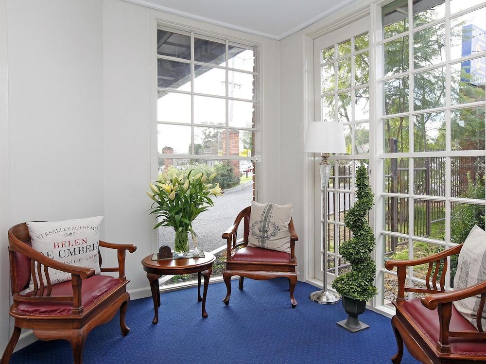 Comfort Inn Greensborough - Lobby Sitting Area