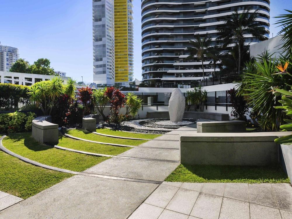 Peppers Broadbeach - Property Grounds
