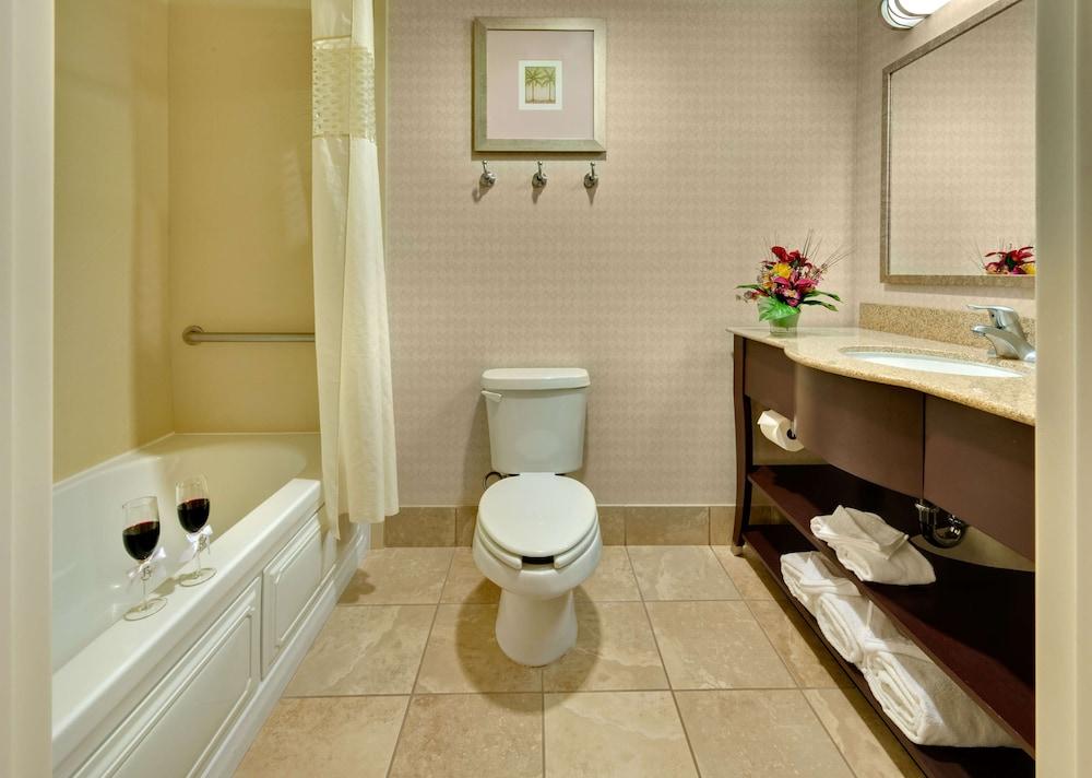 Hampton Inn & Suites Reno - Bathroom