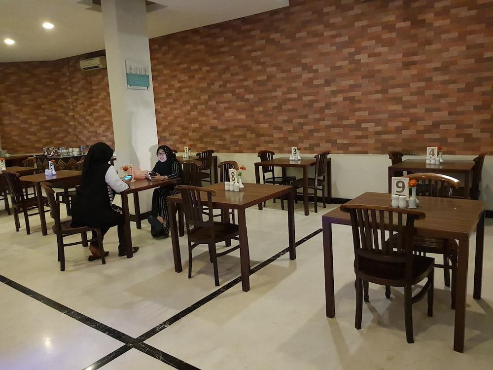 N2 Hotel Gunung Sahari - Lobby Sitting Area