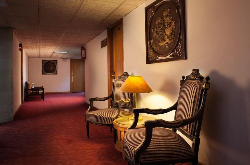 Stay Inn Pyramids Hotel - Lobby Sitting Area