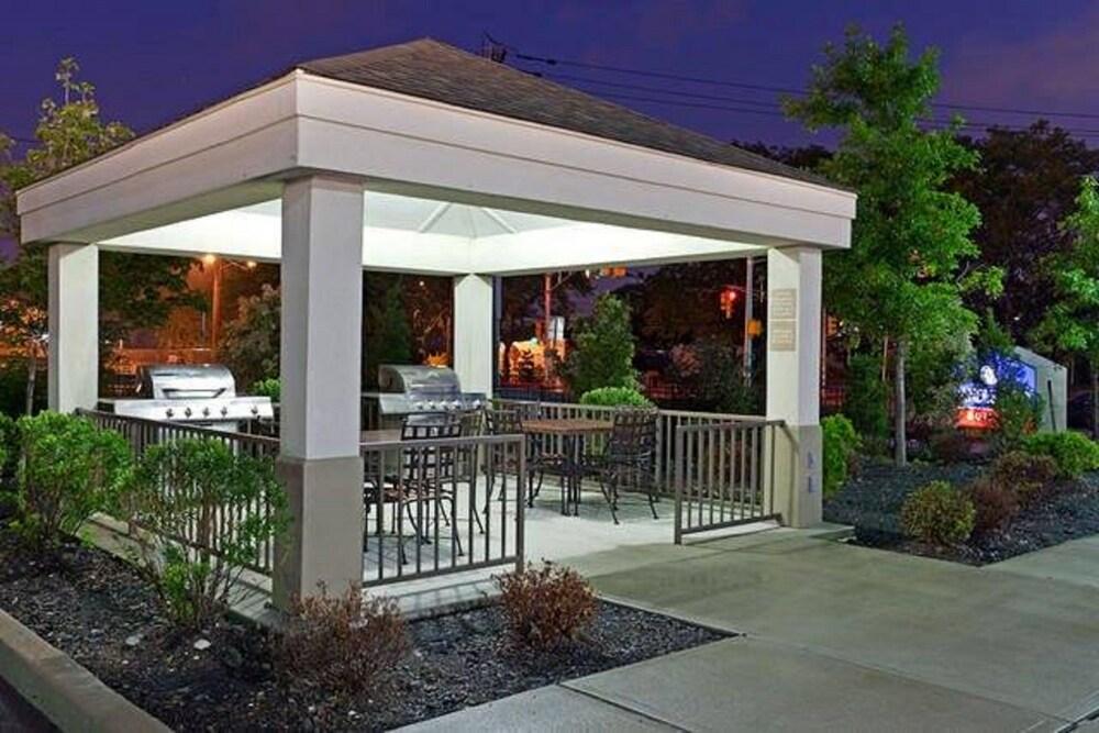 Candlewood Suites Secaucus - Meadowlands, an IHG Hotel - BBQ/Picnic Area