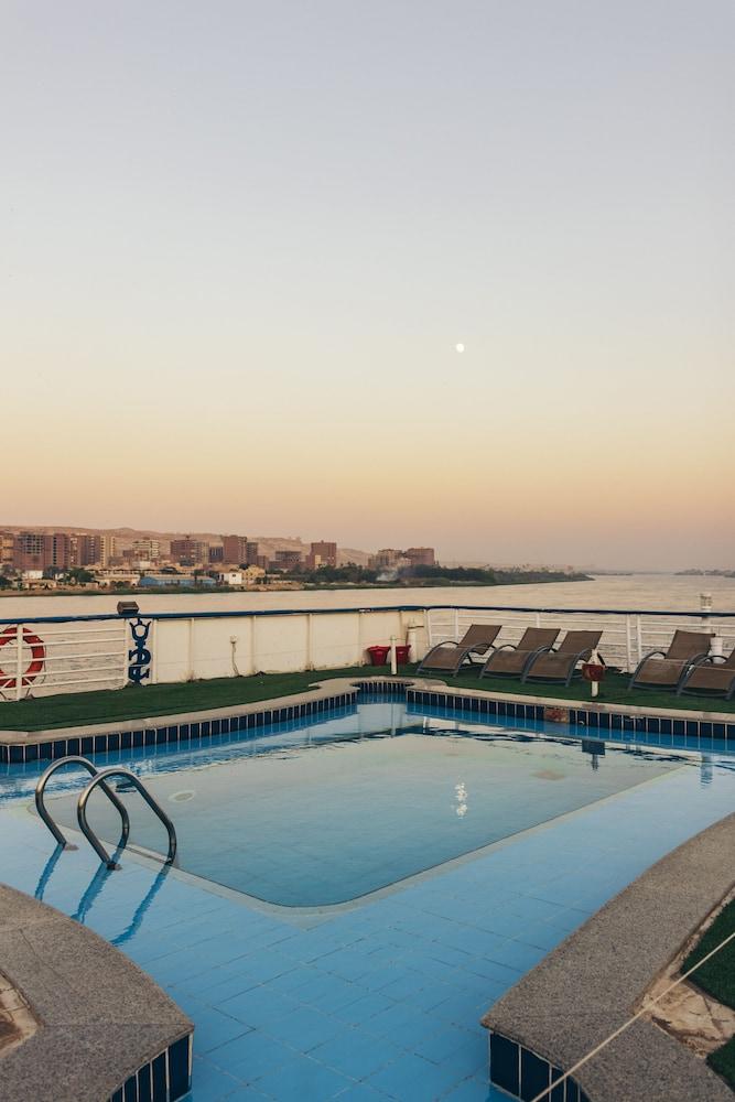 فندق كوين إيزيس فلوتينج في المنيا - Rooftop Pool