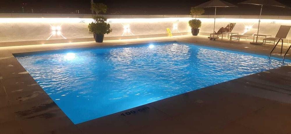 CARE Holiday Homes Apartments Barsha Heights - Pool