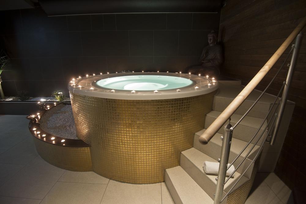 Golden Fish Hotel Apartments - Indoor Spa Tub