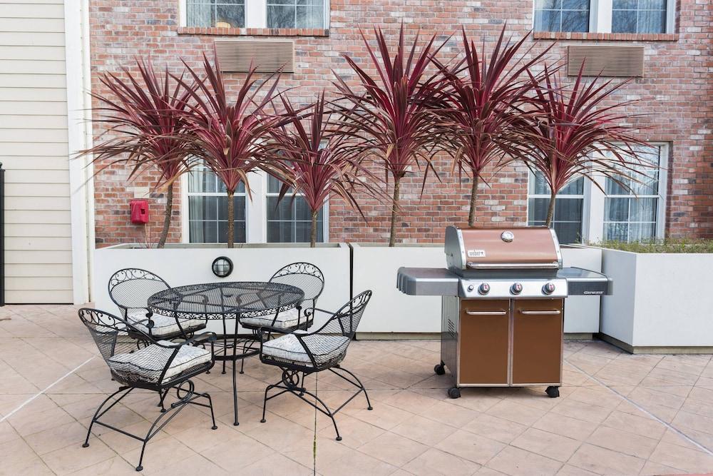 TownePlace Suites by Marriott Sunnyvale Mountain View - BBQ/Picnic Area