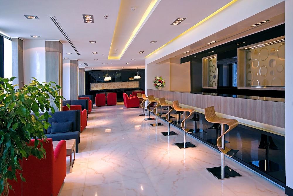 Mira Waterfront Hotel - Lobby Sitting Area