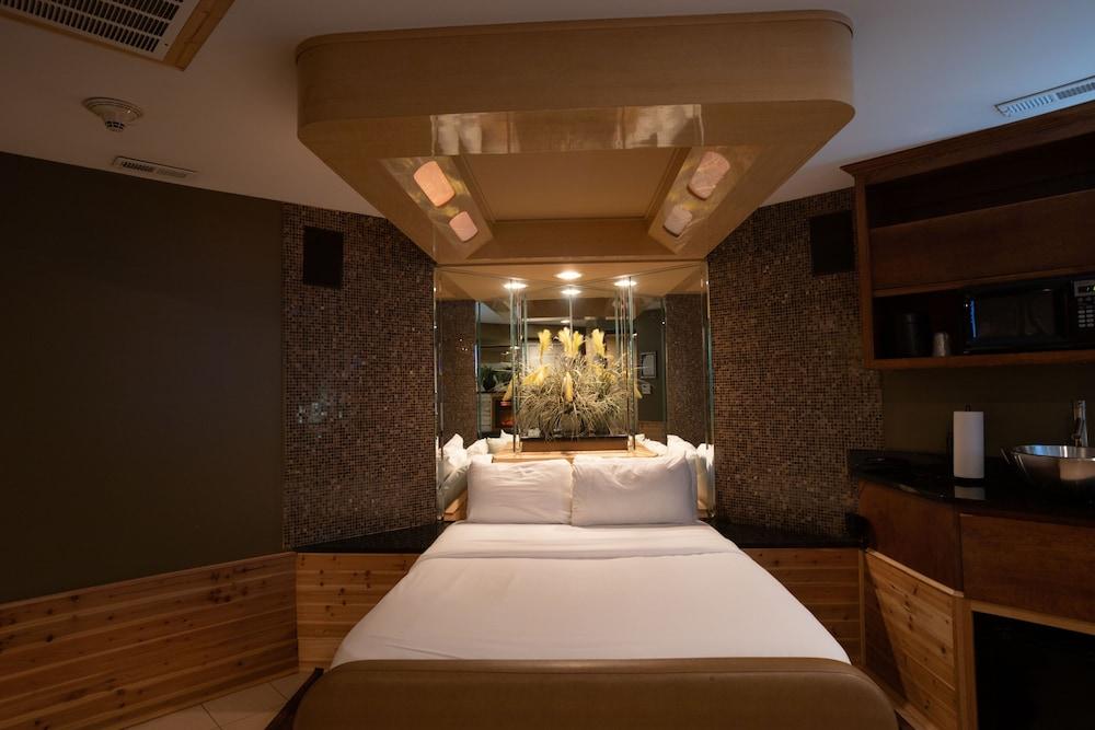 The Champagne Lodge & Luxury Suites - Room