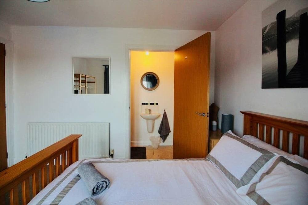 Contemporary 2 bedroom - Room