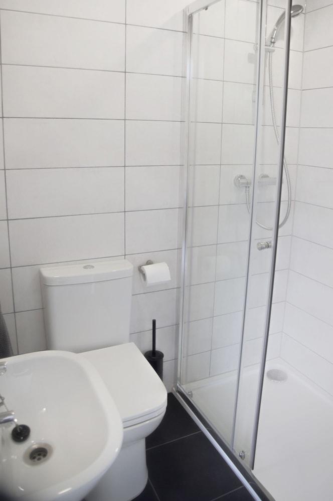 Boreland Farmhouse - Bathroom Shower