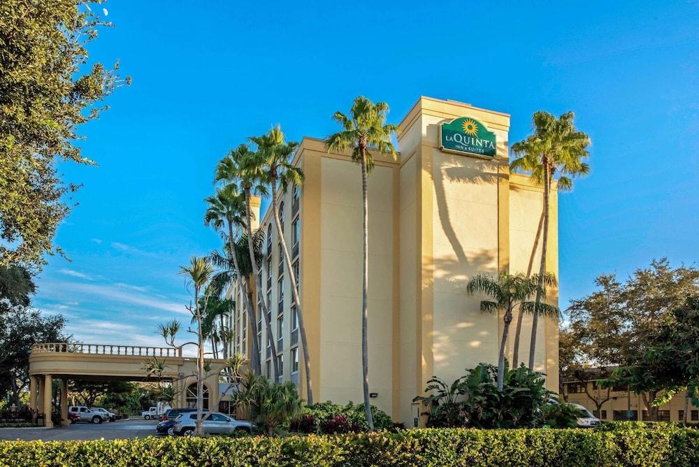 La Quinta Inn & Suites by Wyndham West Palm Beach Airport - Exterior