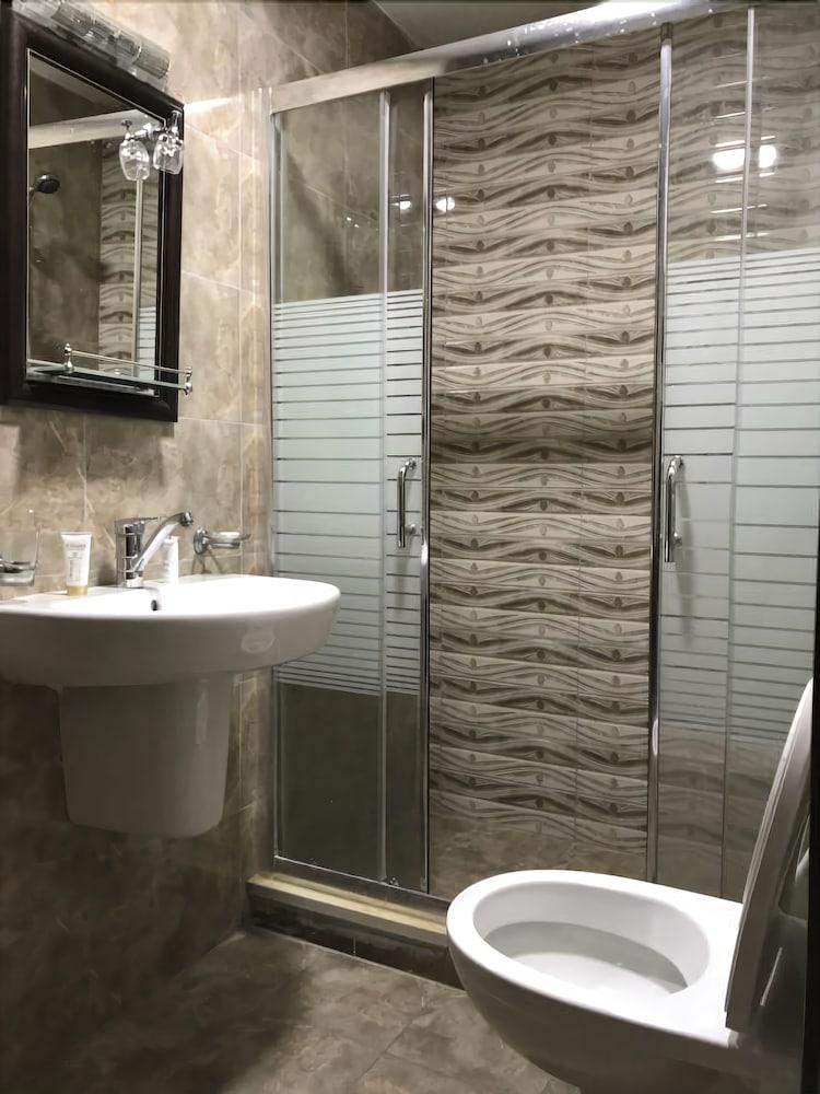 Al Haneen Hotel Apartments - Bathroom