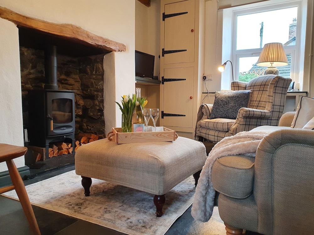Cosy Cottage in Heart of Llangollen - Featured Image