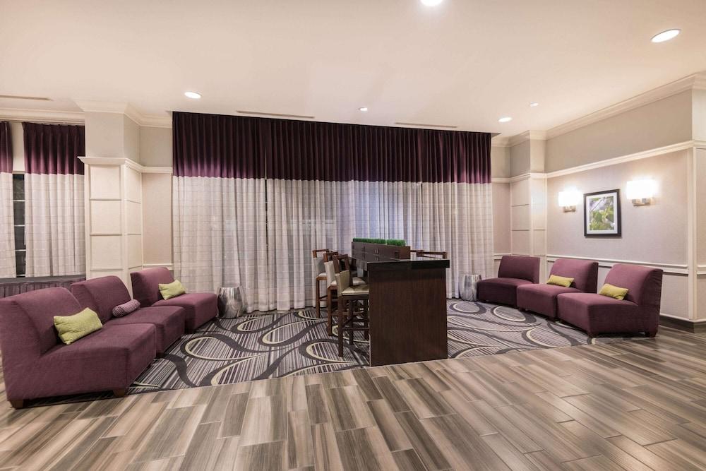La Quinta Inn & Suites by Wyndham San Antonio Riverwalk - Lobby