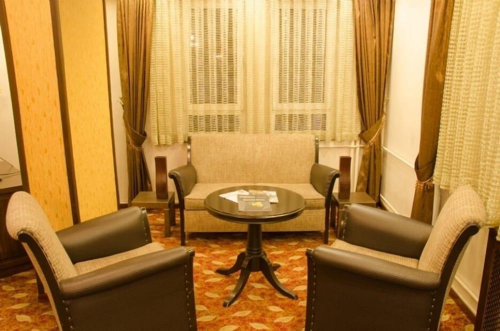 Kircuval Hotel - Lobby Sitting Area