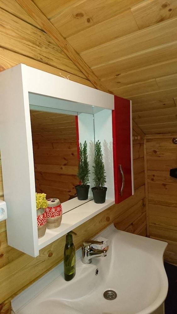 The High Trees - Bathroom Sink