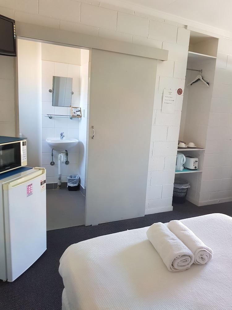 Oonoonba Hotel Motel - Bathroom