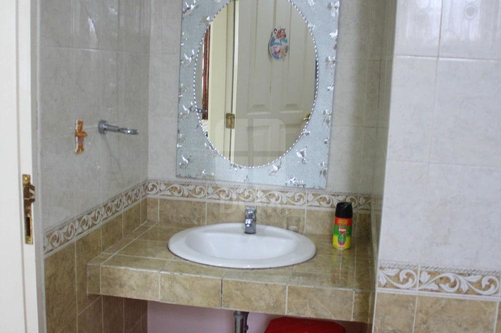 Villa Kota Bunga Peony - Bathroom Sink