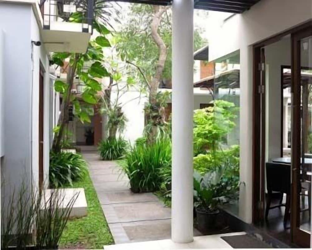 Chic Quarter Residence - Property Grounds
