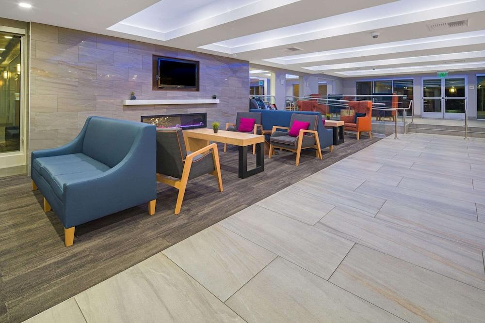La Quinta Inn & Suites by Wyndham Orange County Airport - Lobby