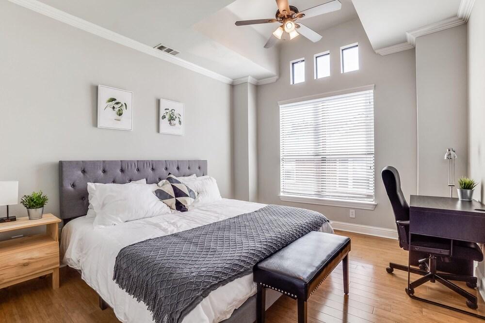 Gorgeous Oak Lawn Townhouse KING BEDS - Featured Image