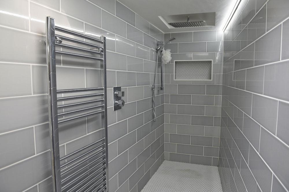 توتبروش أبارتمنتس - سنترال إيبسويك - فور سارين - لبالغين فقط - Bathroom Shower
