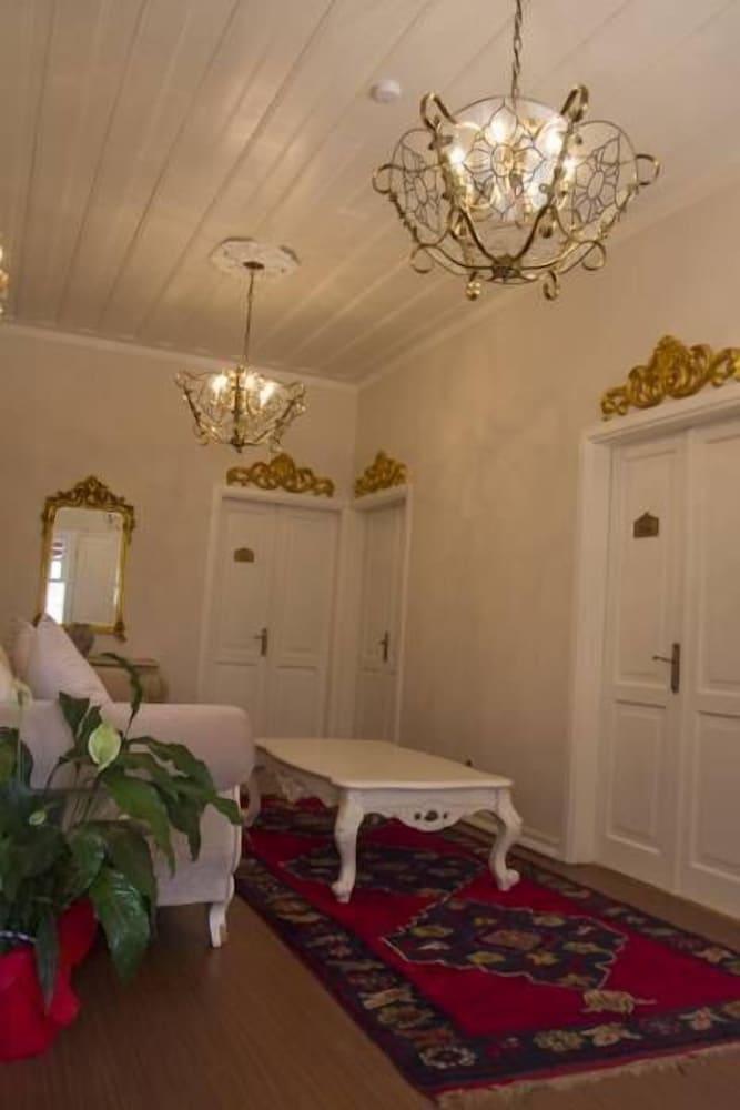 Lavin Suites Hotel - Interior Detail