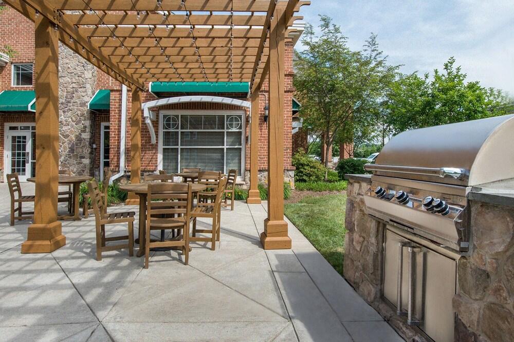 Residence Inn by Marriott Dulles Airport At Dulles 28 Centre - BBQ/Picnic Area