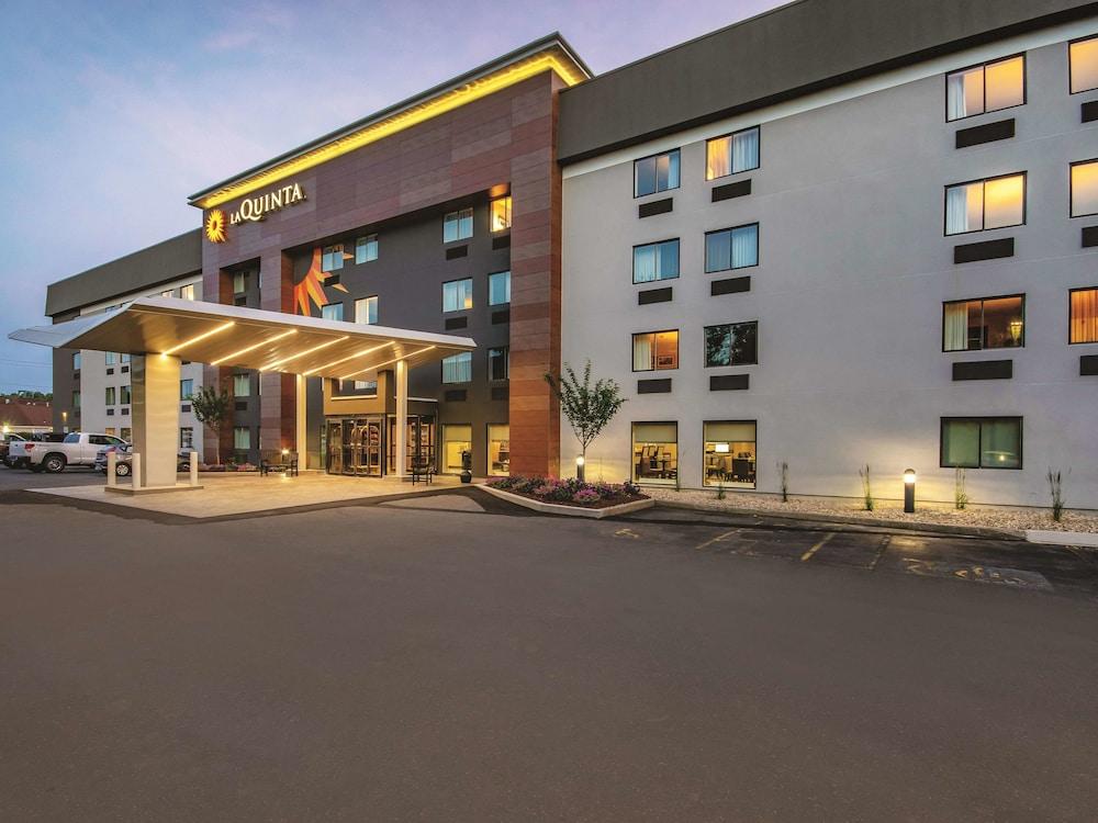 La Quinta Inn & Suites by Wyndham Hartford - Bradley Airport - Featured Image