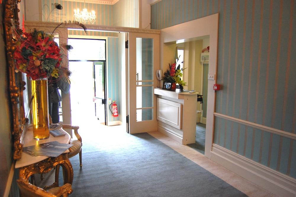 Cottonwood Boutique - Interior Entrance