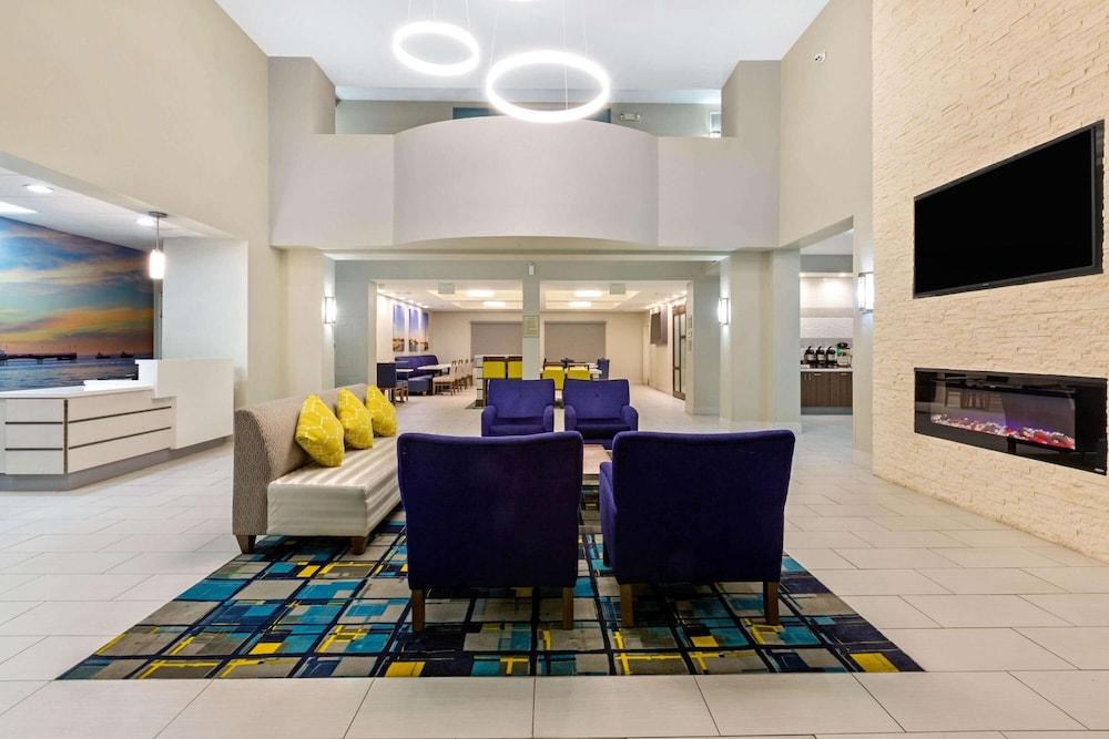 La Quinta Inn & Suites by Wyndham NE Long Beach/Cypress - Lobby