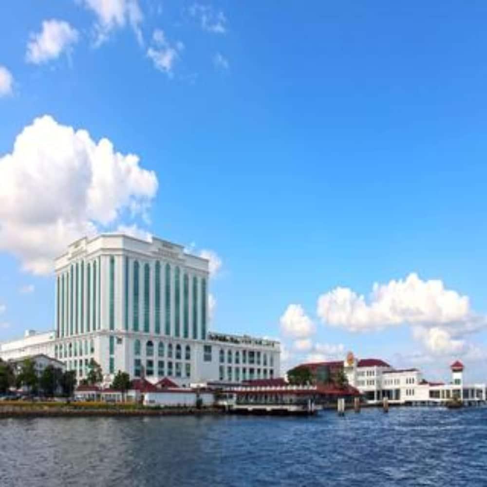 Berjaya Waterfront Hotel - Exterior
