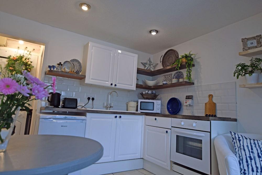 Charming 1-bed Cottage in Pembroke Close to Castle - Private kitchen