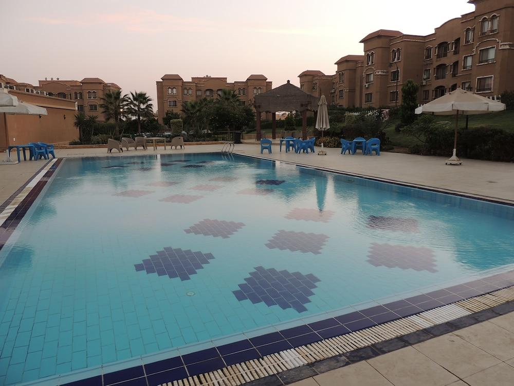 Sultan Dusit Villa New Cairo - Infinity Pool